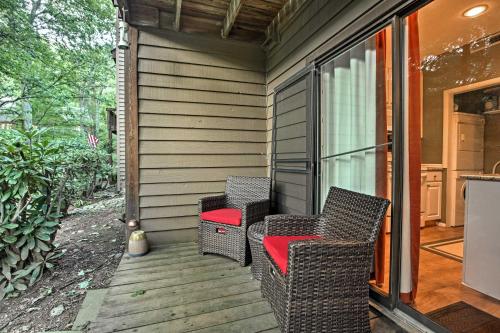 Wintergreen Resort Mountain Condo with Pool Access! in Lyndhurst, USA