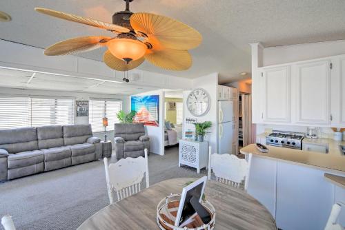 Bright Home with Resort Perks - Walk to Lake Havasu!