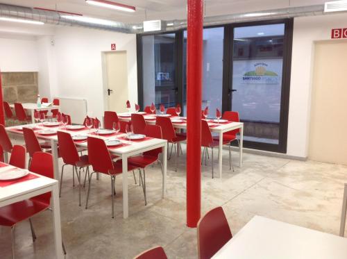 Ресторан, Albergue Santiago Apostol in Логроньо