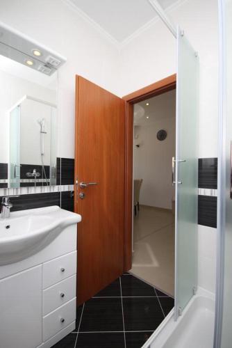Apartments by the sea Poljica, Trogir - 8682