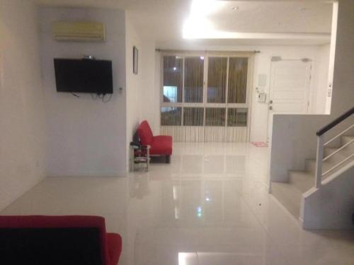 Island Hostel Bayan Lepas - 로비