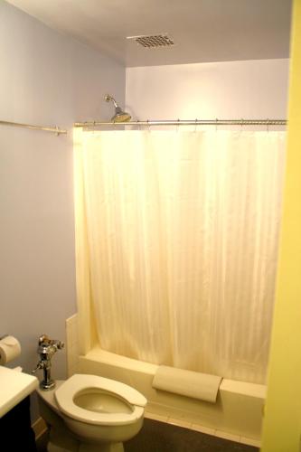 Leo House - Photo 2