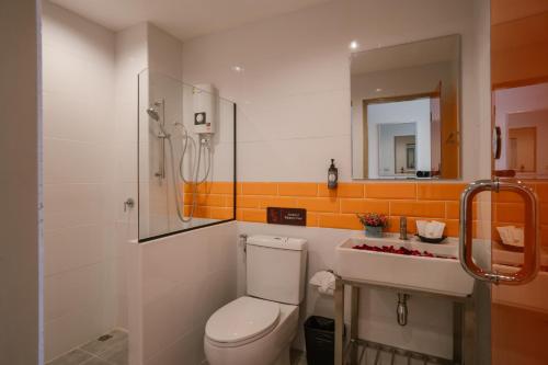Bathroom, 7 Days Premium Hotel Don Mueang in Don Mueang International Airport