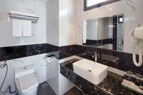 Deluxe Triple Room image 1