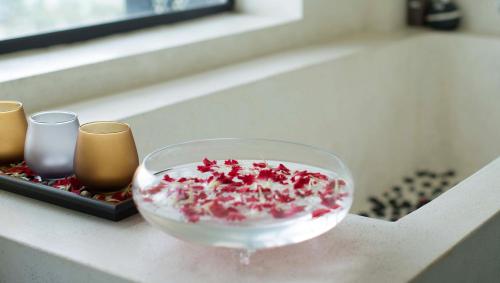 Bathroom, Almond Hotel Bassac River near Mekong Island - Koh Dach
