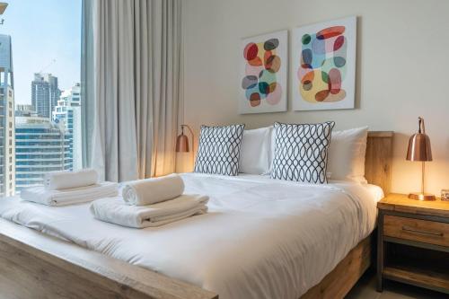 Cosy Studio with Balcony in Dubai Marina by GuestReady - image 4