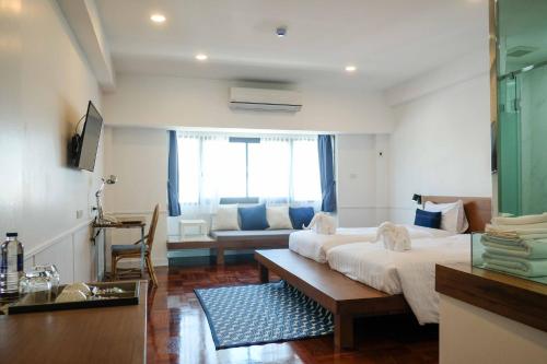 room detail thumbnail 1