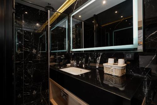 Maccani Black Luxury Suites - image 8