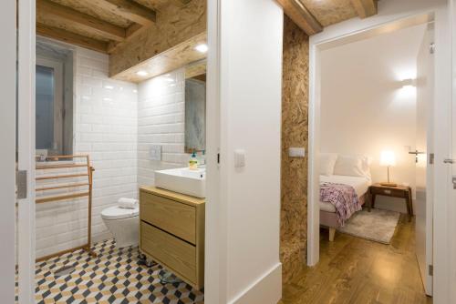LovelyStay - Cozy Duplex with Patio right off train&metro station