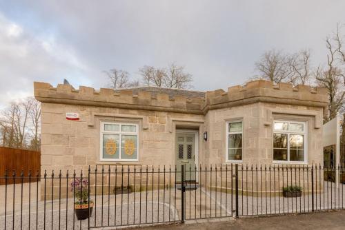 Crossbasket Castle Set in a prime location of Glasgow, Crossbasket Castle puts everything the city has to offer just outside your doorstep. The property offers a high standard of service and amenities to suit the indivi