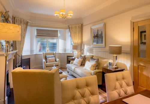Crossbasket Castle Set in a prime location of Glasgow, Crossbasket Castle puts everything the city has to offer just outside your doorstep. The property offers a high standard of service and amenities to suit the indivi