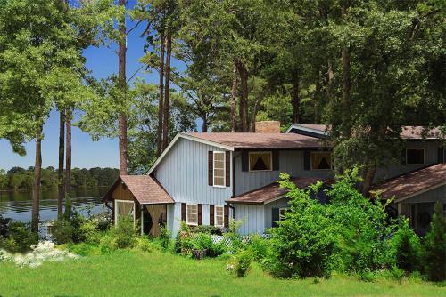Lake Palestine Family Getaway w/ Waterfront Deck in Coffee City (TX)