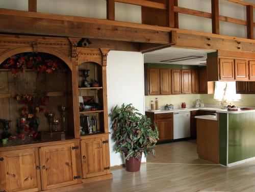 Lake Palestine Family Getaway w/ Waterfront Deck in Coffee City (TX)