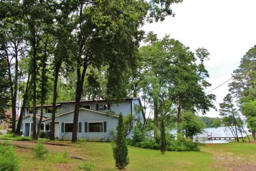 Lake Palestine Family Getaway w/ Waterfront Deck in Coffee City (TX)