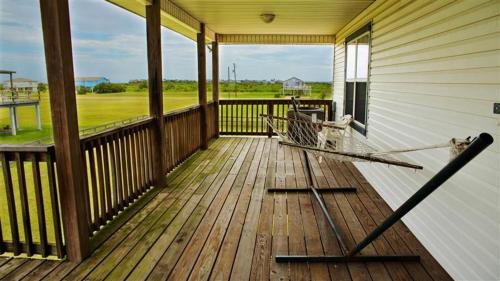 Spacious Retreat with Expansive Yard and Beach Access! - image 2