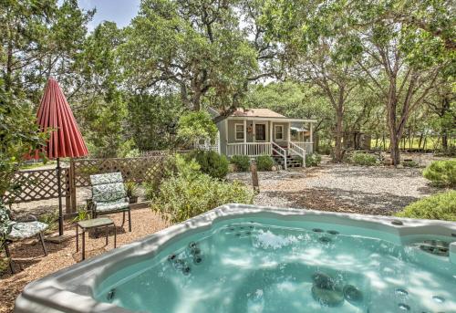 Charming Canyon Lake Cottage with Pool and BBQ Pit! 