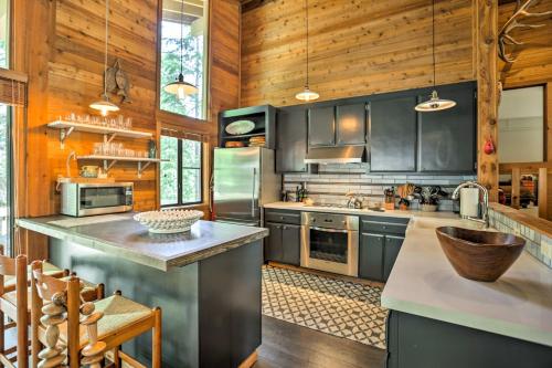 Expansive Truckee Cabin with Deck and Resort Amenities - image 5