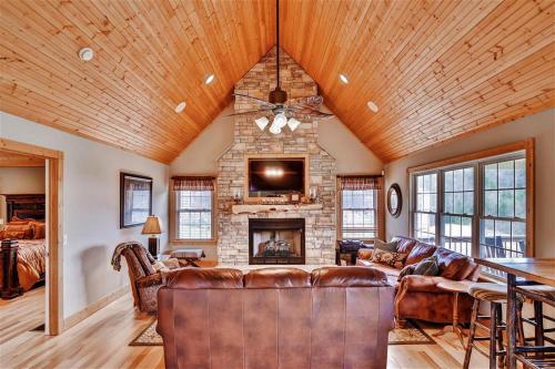 Buck Mountain Escape with 2 Decks and Smoky Mtn View
