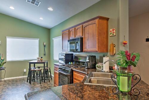 Gated Community Home with Patio, 9 Mi to Vegas Strip, Las Vegas (photo 8)