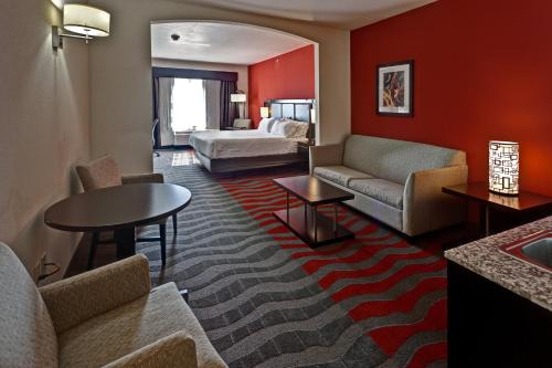 2 queen beds, 1 sofa bed