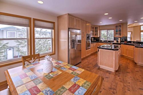 Serene & Spacious S. Lake Tahoe Home w/Hot Tub! - image 5