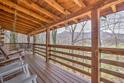 Serene Cabin in the Smokies w/ 2 Decks & Hot Tub!, Waynesville