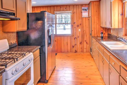 Lakefront Merrifield Cabin with DockBoatandKayaks - main image