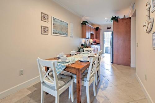 Oceanfront Galveston Condo Balcony and Pool Access! in Galveston, USA