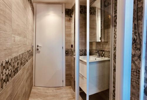 Heart of Rome Vatican Deluxe New Apartment 1GB WiFi, Рим (фото 10)