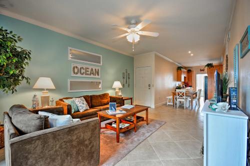 在meiguo.com看到的Oceanfront Galveston Condo w/Balcony & Pool Access的介绍图片