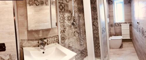 Heart of Rome Vatican Deluxe New Apartment 1GB WiFi, Рим (фото 9)