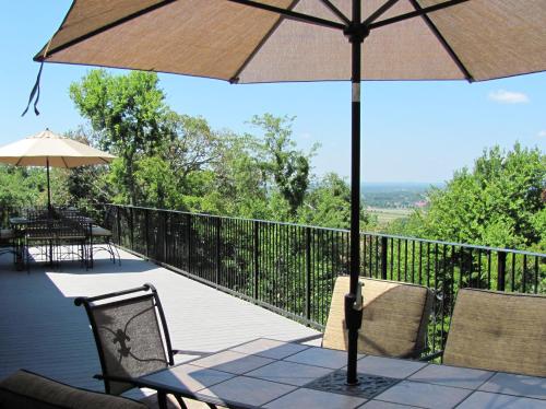 Rustic Fayetteville Townhome with Fireplace and 3 Decks - image 14