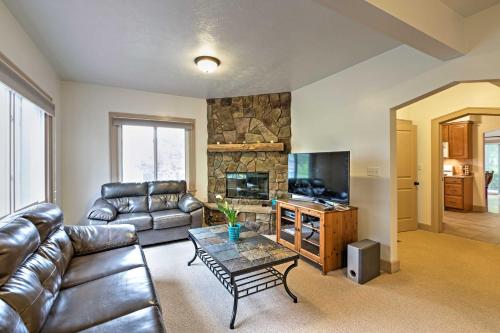 Cozy Union Pier House with Hot Tub, Deck and Backyard! in Union Pier, USA