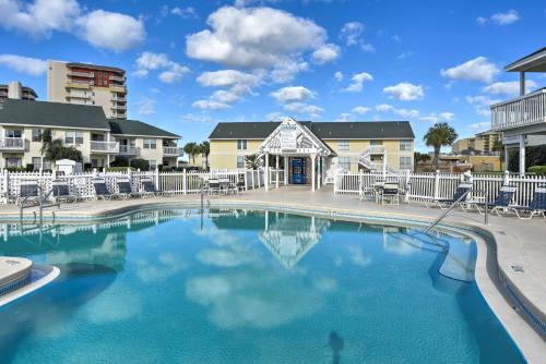 Cozy Destin Studio with Shared Pools and Beach Access!