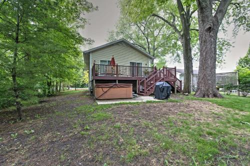 Cozy Union Pier House with Hot Tub, Deck and Backyard!