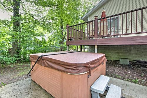 Cozy Union Pier House with Hot Tub, Deck and Backyard!