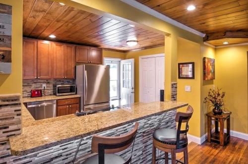 Remodeled Swannanoa Cottage with Sauna, YardandFire Pit