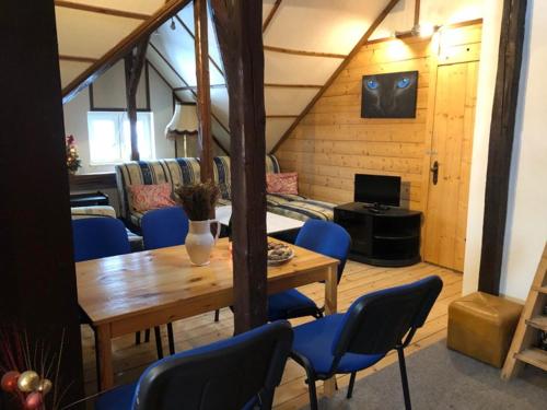 2 bedrooms, 7 beds
