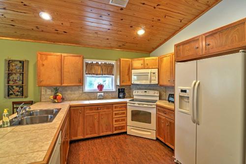 Crystal River Cottage on 1 Acre w/ Deck & Porch! in 興力士 (FL)