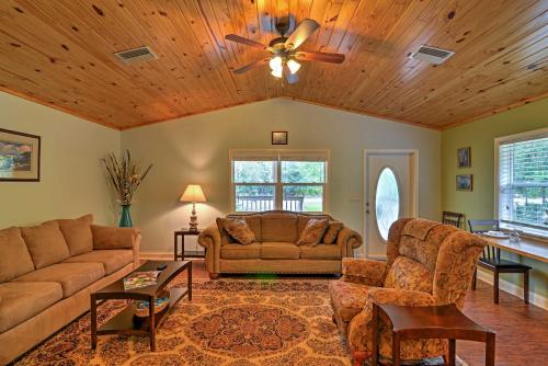 Crystal River Cottage on 1 Acre w/ Deck & Porch! in 興力士 (FL)