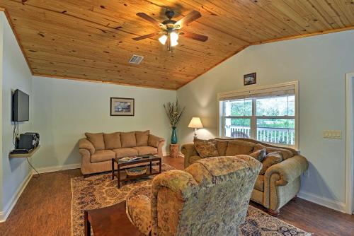 Crystal River Cottage on 1 Acre with Deck and Porch!