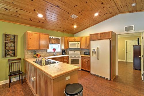 Crystal River Cottage on 1 Acre with Deck and Porch! in Yankeetown, USA