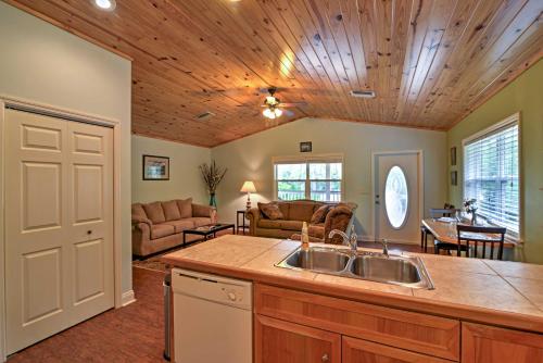 Crystal River Cottage on 1 Acre w/ Deck & Porch! in 興力士 (FL)