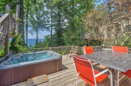 . Weaverville Cottage with Deck, Hot Tub and Scenic Views
