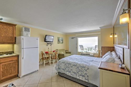 Daytona Beach Studio w/ Oceanfront Balcony & Pool!, Daytona Beach