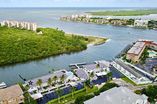 Sunset Suite Marco Island Condo with Dock and Pool! - image 9