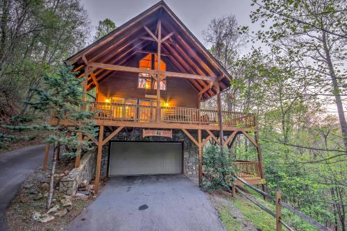 Spacious Maggie Valley Cabin with Hot Tub and MTN View in Maggie Valley, USA
