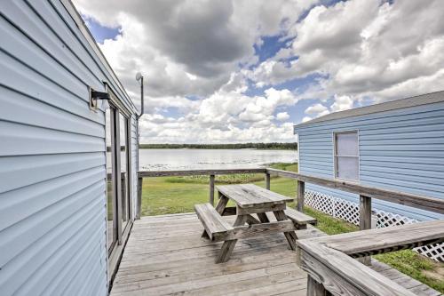 Cozy Lakefront Home in Ocala with Deck, Grill and A and C! in Ocklawaha