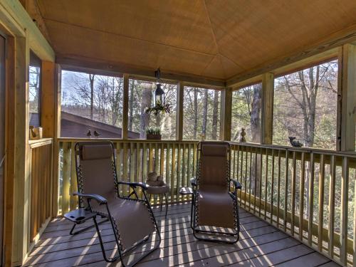 Cozy Nest - Gatlinburg Cabin with Porch and Jacuzzi!