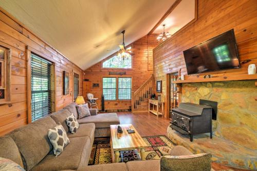 Private Ellijay Cabin with Deck Fire Pit and Amenities - image 9